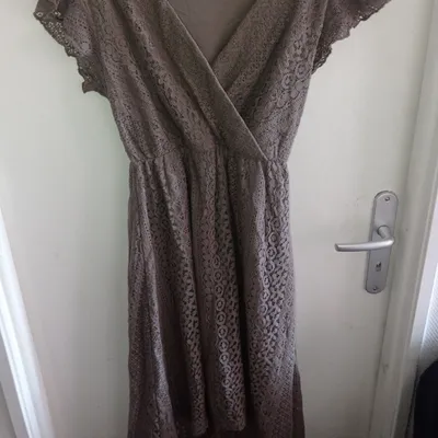 Superbe Robe en Dentelle Taupe Liberto - Coupe Cache-Cœur 🌸